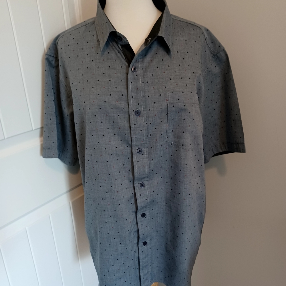 COASTAL MENS BUTTON DOWN SZ XL Gray.  Fits like a large #G12